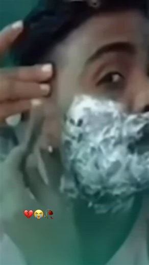 Memes on Instagram: "Ohhh lawwd 刃で肌を切らずに剃るコツは、急がないことから始まる。シェービング前に肌を温め、毛を柔らかくすることで抵抗を減らし、刃が自然に滑る状態を作る 🪒💧 剃るときは力を入れすぎず、pressure を最小限に保つことが重要だ。刃の angle を一定にし、短いストロークで進めることで、引っかかりや炎症を防げる。慣れてきても常に focus を失わないことが事故防止につながる 🧠✨ 仕上げには冷水で肌を引き締め、保湿を忘れない。丁寧さと patience が、滑らかで安全なシェービングを作る 🔥🧴"