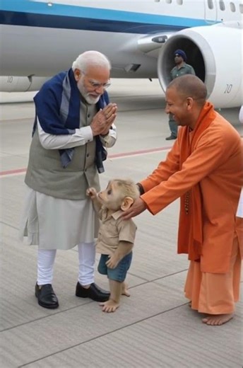 Baby Monkey 🐒 meets Modi ji😱 #shorts #trendingshorts #viral #reelsemotionalshorts