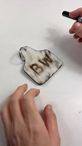 Touching up old keychains! After being knocked around with your keys, the branded keychains can look a little worse for wear. BUT they can be bought back to their once beautiful state 🤓 . Grab a sharpie or some leather dye and paint/draw in the lines. Making sure if it’s white, you are SUPER careful 🤗 | Country Allure