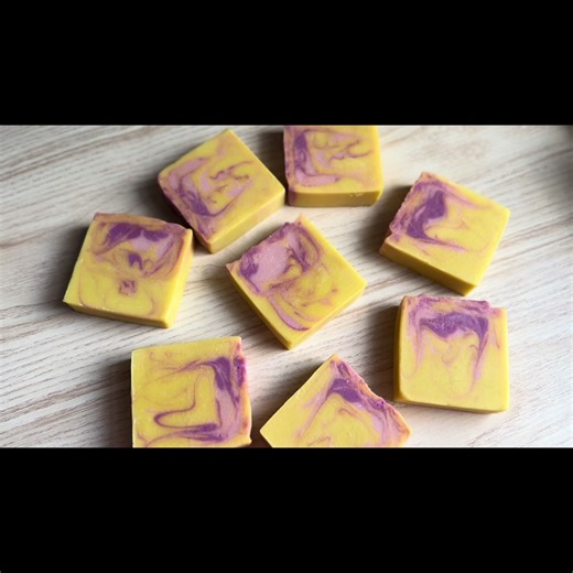 Candy-scented soap in beautiful colors, made with coconut butter and shea butter🍭🍭🧼🧼