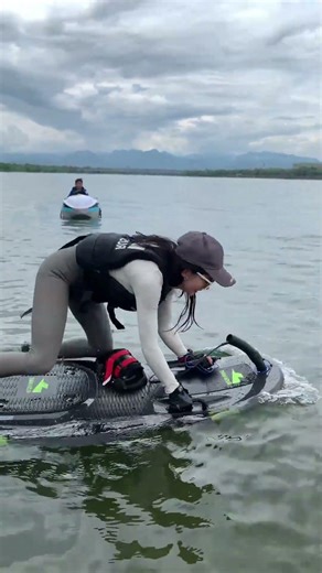 Gasoline-powered surfboard, floating on the water#rushwave #Surfing #surfboard #gasolinesurfboard