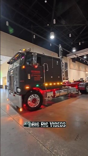 This cabover just doesnt miss. Ole Boudreaux rollin into the Gulf Coast Big Rig Truck Show #trucking