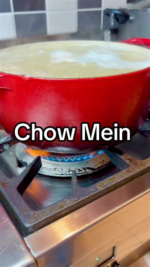 “If your chow mein is soggy… you’re doing THIS wrong 🍜❌” “Most people ruin chow mein before it even hits the wok. Dry your noodles properly, high heat, fast toss — that’s the secret. Save this before your next stir fry 🔥🍜” #chowmein #chinesetakeaway #mrchang