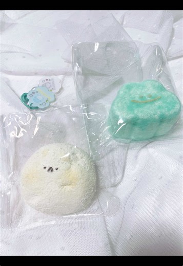 イライラ忘れてたけど届いたら ちょっと思い出しちゃったよ🤣 雲の粉を聞かれて、左上のって言ったんだけど 左上の水色ですね？っていわれて「はい♥」って言ったら 隣の水色つけられて そっちの水色じゃないです。 って言ったら もーもーさんは「水色ですか？と聞いてはいと、水色の♥を送ったから水色と思った」 こっちは水色ですか？ 緑だと思います とか言われて、 私は最初から｢左上｣って言ってんのよ 1度も水色と発言していない。 しかも配信者擁護する人 これは緑だよねーとかうざいし まぁやり直しますから。とか〜 この雲は私のその色つけたけど合いませんよ〜とか しらねぇよ 私は左上っていってんだろ！！ チャームも白と水色っていって分かりましたって言ってんのに、 また聞かれ白と水色って言ったら わざわざ今度は黄緑を見せてきて、これですか？とかさ 本当に配信者にこんなにムカついたのは久しぶりだな〜 もう絶対行かない買わない☝️