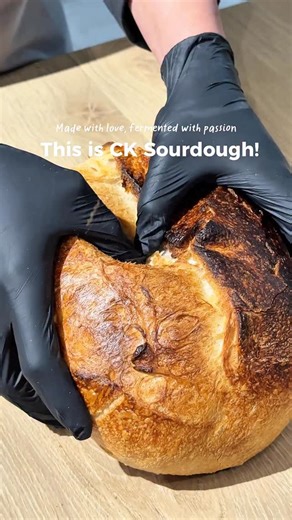 🥖 “Kalau roti pun boleh ada karakter… yang ni memang classy habis!” CK Sourdough! luar rangup, dalam lembut & penuh aroma fresh baked yang susah nak lawan 😍 Perfect untuk breakfast, brunch atau bila-bila masa craving roti sebenar! ✨ Available di semua outlet Chef Kecik! #ChefKecik #CKSourdough #ChefKecikBoulangerie #FreshlyBaked | Chef Kecik