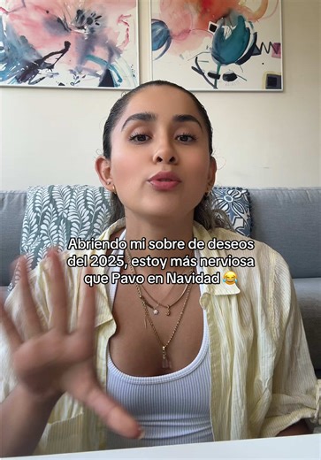 Yo empecé mi año abriendo mis deseos del 2026 en octubre del 2027 😂 ya muy del futuro vengo 😂 (Ig: jeniffer_salsaa) #fyp #añonuevo #2026 #humor #deseos