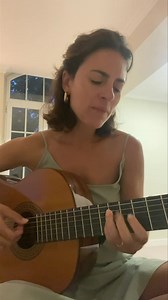 Avarandado @caetanoveloso 🖤 Tava com vontade de gravar um vídeo com essa canção desde que assisti ao último show do Caetano e ele maravilhoso entrou em cena com ela. Essa canção que eu nunca tinha me aventurado. Que tem doçura, mistério, tem bossa, tem Bahia, tem João Gilberto. E tem Gal Costa. Passei os últimos dias namorando ela, o Avarandado. E hoje, esse dia que é da Gal (e eu nem sabia) consegui grava-la. Viva Gal pra sempre 🖤 | Anna Setton