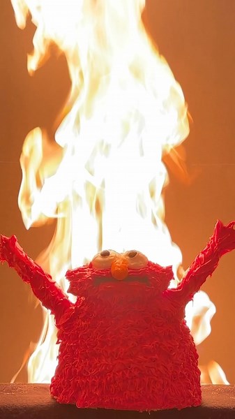Huiwen on Instagram: "@cocobellycakes Real-life Fire Elmo cake (with real fire) 🔥🔥🔥 Fire Elmo, a.k.a. Hellmo is one of my favorite memes. I’ve done two different Fire Elmo cakes before, but this time he’s in 3D! Please enjoy the show. #elmo #hellmo #fire #cake #memes #elmomemes #cakedecorating #cocobellycakes Nailed it?"