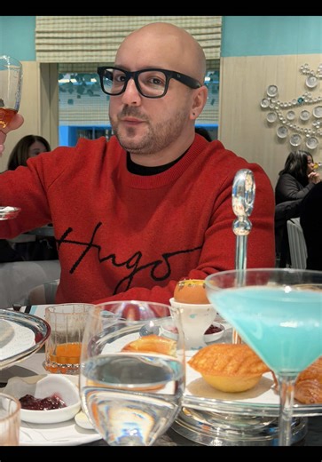 Am plecat în America nu ca turist. Am plecat ca bucătar. Ca om care vrea să înțeleagă de ce un burger ajunge legendar. În 7 locații celebre de burgeri am intrat în bucătării, am vorbit cu fondatorii, am gătit alături de unii dintre ei, am învățat tehnici, proceduri, echilibru de gust, foc, carne, sosuri. Nu din clipuri. Din realitate. Din foc. Eu sunt Valentin. Și cred cu tărie că dezvoltarea nu e un slogan, ci muncă, drumuri, nopți nedormite și dorința de a aduce acasă ce e mai bun. Weekendul a