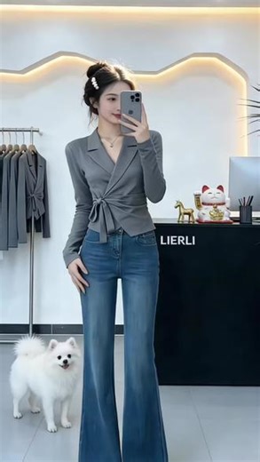 ）宝子们，早春新款的时尚衬衫来咯！ 这件灰色翻领长袖衬衫女，灰色调沉稳又不失时尚感，翻领设计经典大方，给人一种干练的感觉。长袖很适合早春的天气，绑带元素更是增添了独特性，让这件衬衫变得洋气又百搭。 无论是搭配黑色的直筒裤展现优雅气质，还是配牛仔裤打造休闲风格，都非常合适。喜欢灰色翻领长袖衬衫女早春新款衬衣洋气百搭绑带上衣服独特漂亮小衫的姐妹，别错过啦，在早春季节既时尚又有品味，成为书店里的