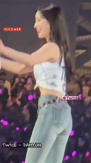 K-Pop Girl Idils | TWICE - DAHYUN 패션 분석 ◆ TWICE - Dahyun 패션 분석 TWICE 다현은 무대 위에서 편안하면서도 스타일리시한 스트리트 캐주얼 룩을 선보이고 있습니다. 흰색 크롭 민소매 상의와 연청색 스키니 진을 매치하여 활동적인 매력을... | Instagram