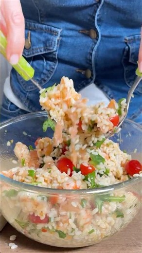 RICE SALAD with ARUGULA, CHERRY TOMATOES, SALMON and SHRIMP - fresh and colorful 🦐🍋 #Shorts