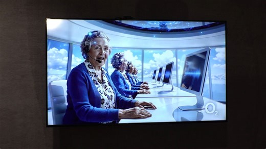 Falešná babička Alenka bojuje proti podvodníkům. Umělá inteligence je zdrží