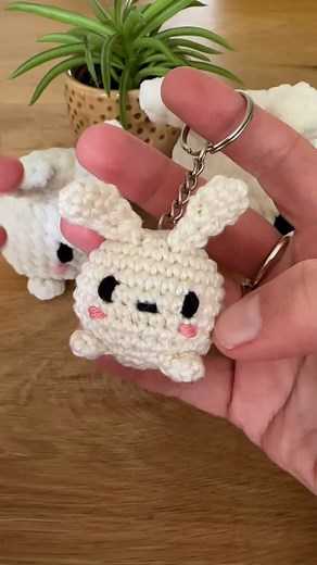 Learn how to make Lucy the Bunny with my free NO SEW bunny crochet pattern, with a full video tutorial included. So much fun and so easy to make. Great for left over yarn. Takes less then an hour to make. www.mariskavos.nl #diyfluffies #amigurumi #freeamigurumipattern #freecrochetpattern #amigurumipatterns #amigurumilove #freeamigurumipatterns #diyfluffiespattern #crochettoy #crochetbunny #bunnycrochet | DIY Fluffies