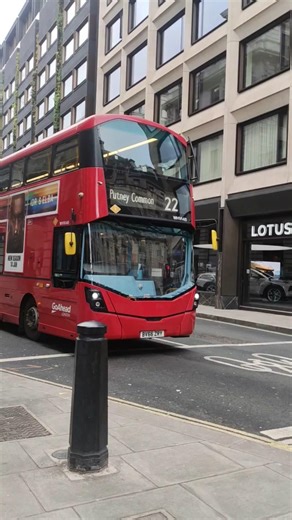 Route 22 BV66 ZRY WHV140 approaching Green Park Station