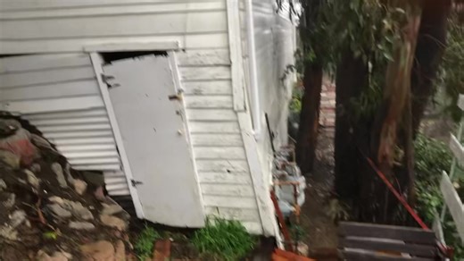 Livin’ on the edge. This video is from a hillside home in Laurel Canyon. (📷: Rick Charnoski) abc7.com/12659009/ | Marc Cota-Robles