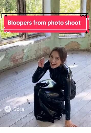 Divertidas Blooper de Fotoshoot en Vestido de Látex