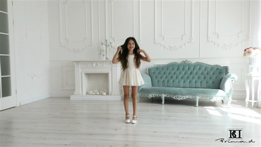 Model Alice white sweet dress presentation agency