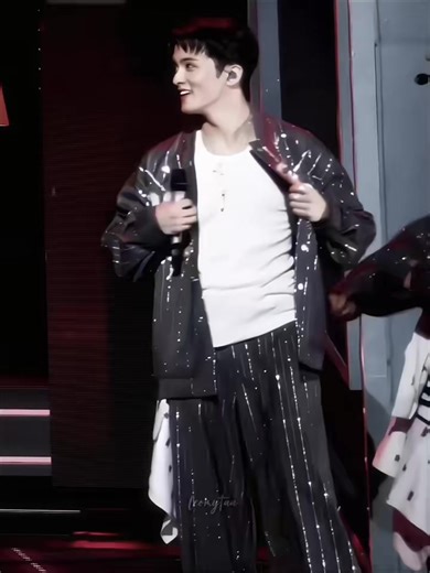 cr : @leomytaa #marklee