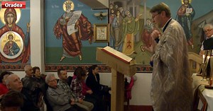 Preotul care a învățat limbajul semnelor și ține slujbe pentru cei cu deficiențe de vorbire și auz