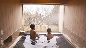 露天風呂に入る子ども