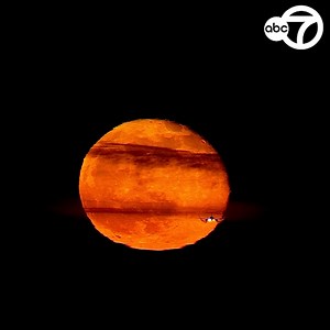 WHAT A SIGHT! 😍 An orange moon 🌕 was spotted in the sky on this cold Monday in December. It also served as the mesmerizing backdrop to a passing plane. https://7ny.tv/3wv6hHB | ABC7NY
