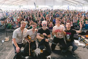 Get ready for an incredible Irish band with a bold blend of American flavor and Italian seasoning! 🎶 Gadan returns to the Festival this year with Enda Scahill of We Banjo 3. They are bringing their signature mix of Irish, Appalachian and folk vibes to the stage! 🇮🇪 Joining them is the incredible Hillary Klug, the dancing fiddler. With thousands of followers and a career that has taken her across 17 countries, she is redefining what it means to blend tradition and innovation. ☘️ #MusicMonday #