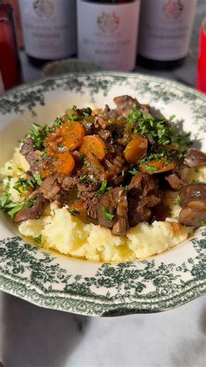 Sanne | gezonde & makkelijke recepten on Instagram: "Boeuf bourguignon 🍷🍄‍🟫 Het is herfst en dat betekent stoof potjes! Dat samen met een goede rode wijn is een top combi! Ik gebruikte de wijnen van HEMA, kwalitatief goede en betaalbare wijnen vol smaak, van een merlot tot chardonnay. Deze wijn serie wordt gemaakt door een vrouwelijke wijnmaakster, vandaar Reve d’une Dame, letterlijk ‘Droom van een dame’. Deze Merlot heeft smaken van rood fruit, aangevuld met een vleugje zoethout en laurier, 