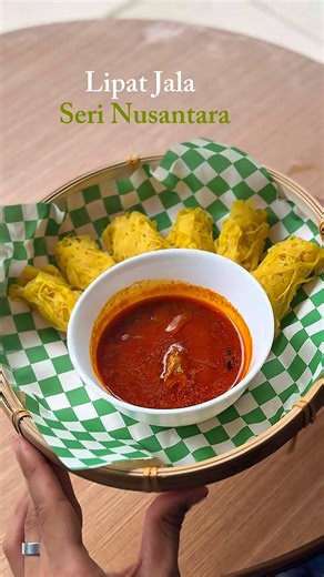 Lipat Jala Seri Nusantara. Roti Jala klasik, dicicah dengan kuah kari ayam berempah dan kenyang.✨