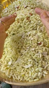 1M views · 5.2K reactions | Panipuri flavour murmura (Ingredients in the description box)4-5 cups murmura1 cup mint leaves 1 cup coriander leaves 5-6 green chilies 1/4 cup curry leaves 1/4 cup peanutsSpices 1 tsp turmeric 1 tsp black salt 1 tsp cumin powder 1 tsp aamchur powder 1 tsp chaat masala 1/2 tsp salt1 tbsp powdered sugar 2 tbsp oil 1 cup sev3-4 rice papad, fried #murmurarecipe #snacks #foodie #food #recipevideo #recipereels | Nikiiceipe | Facebook