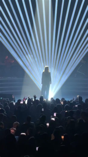 Au Zénith de Saint-Étienne, le public a repris en chœur « Je t’aime » avec Lara Fabian, créant un mo