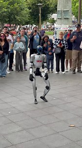 ¿Qué te parece? 🤖 En pleno centro de Concepción, la Universidad Católica de la Santísima Concepción presentó su primer robot humanoide, un hito en materia de innovación tecnológica, ciencia aplicada y formación en ingeniería 🖥️. El ejemplar se presentó por el Paseo Peatonal Barros Arana, esquina Aníbal Pinto, robándose las miradas de los transeúntes 👀. 📱: Anibal Torres Durán. | TVU