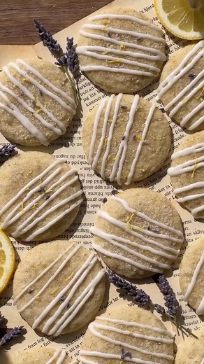 Lemon lavender cookies 🍋🌸 Chewy , buttery, soft sugar cookies with floral notes of lavender & zesty notes of lemon, drizzled with lemon glaze. They’re the perfect spring cookies! 💜 #lemoncookies #lavender #lemonlavender