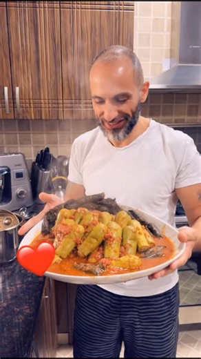 Stuffed Zucchini (Kousa Mahshi) is one of the most popular dishes in Arab cuisine. It’s a warm, home-style meal closely associated with family gatherings and invitations 🌿 🌱 What is Stuffed Zucchini? It’s green zucchini hollowed out and filled with a mixture of rice and meat, combined with spices, then cooked slowly in broth or tomato sauce until tender and full of flavor. 🧄 Basic stuffing ingredients: • Washed rice • Minced meat (optional) • Finely chopped onion • Parsley or dill • Spices: s
