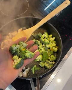 76K views · 895 reactions | This honey soy sesame chicken fried rice is so good  A really quick and nutritious post workout meal  What are you having for dinner tonight?  #thebodycoach #foodie #instagood #food #recipes #bodycoachapp | The Body Coach | Facebook