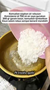 Salted Duck Egg (Telur Asin) Tutorial Here is the step-by-step guide to making salted duck eggs: 1. Clean the eggs: Scrub the eggs with a wire brush (or a rough brush) to completely remove all attached dirt and impurities. 2. Boil the brine: Boil bm{750 text{ ml}} of water with bm{300 text{ g}} of salt and 7 bay leaves (daun salam) until it reaches a rolling boil. 3. Add aromatics: After the water has boiled, add the sliced pieces of 7 cloves of garlic and 10 pieces of bird's eye chili (cabe bur