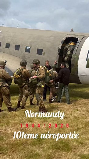 ✈️🔥 L’avion du Colonel / Krebs « Stoy Hora « qui emporte Robert Wolverton le CO du 3/506 apparaît au centre de l’image 6è a partir de la droite . Stan Morgan est le 3è a partir de la gauche . Le nom de l’avion de Frank Krebs portent un non à l’ étrange consonance, « Stoy Hora » II s’agit de la contraction d’une expression argotique espagnole « Estoy Ahora « qui signifie à peu près . #1944 #ww2 #normandyfrance #thenandnow #pourtoi #war # | Normandy_Militaria