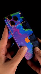 Colour theory bit: ANDROMEDA leans aurora x city neon - electric green slicing through cobalt and violet. High contrast = pops in peripheral vision; textured finish diffuses glare, so it photographs like light trails not fingerprints. Why I picked it (and why you might): • Better hold without the brick vibes • Stops slips and pocket scuffs • Zero bulk in jeans or a sling • Camera cut-out stays clean on B-roll • One-minute install, residue-free Honest note: this isn’t crash protection; it’s every