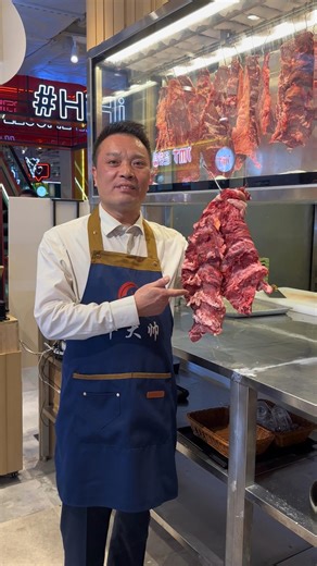 牛大帥天天鮮牛肉火鍋🍲 | 🥂牛大帥香港首店 已經正式開業啦😎 今日小編就帶大家睇吓我哋嘅牛肉櫃🐄 日日新鮮直送 落單師傅即切🔥 每位仲會額外送刺身頭盤😋 小食、火鍋配菜、飲品、雪糕都係俾您任食🍽 而家仲有做緊訂座優惠 快啲DM搵小編訂座啦🫰 #訂座優惠 #潮汕牛肉火鍋 #剌身拼盤 #任飲任食 | Instagram