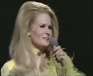 Lynn Anderson, singer of Rose Garden, dies aged 67