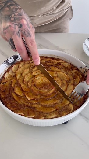 NEM ÆBLEKAGE 🤩 Patrick har været i køkkenet og lave den nemmeste æblekage som smager vidundeligt! 🤤 Hvis du ønsker opskrift og pris så hop ind på vores facebook side eller instagram (sundtogsjovt) for at se hvad du skal gøre 🙌🏼 Like gerne derinde 😍 #cake #æblekage #viral #foryou #fypシ #fyp #food #inspiration