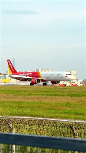 Vietjet Air Airbus A321 landing at Ho Chi Minh city airport ✈️✈️✈️