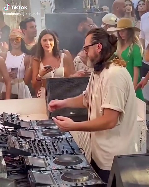 Techno Rave Music with DJ Solomun