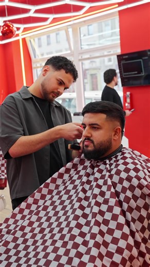 ❤️Unser Goldjunge Yigit❤️ 🌟8o8 - LUXURY MEN`S GROOMING🌟 📍 Laxenburgerstrasse 117, 1100 Wien 📲 43 6643449607 #frisuren #barber #vienna #frisur #wien