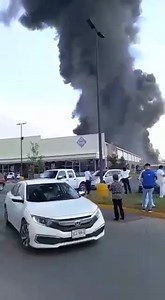 84K views · 1.8K reactions | Espero que estén todos bien :( impactantes imágenes de la explosión en Protexa, en Santa Catarina. Protección Civil señala que se cierren ventanas, porque es humo tóxico. Explotó un tanque laminado de material de brea. Se debe tener todo cerrado y si salen, contar con dos cubrebocas  por favor. Muchos trabajadores lograron salir, pero aún no se sabe cuantos estaban cerca  | Elsa Burgos | Facebook