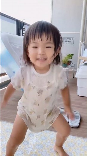 ベランダ水遊びでオムツぱんぱん娘 #パパ育児 #2歳 #オムツ