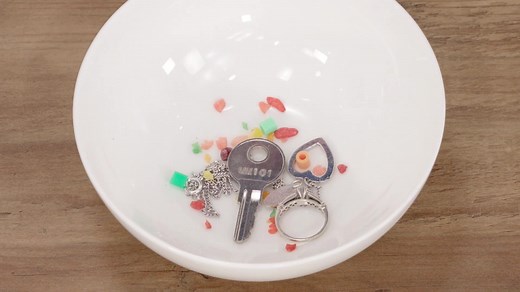 Klein, aber oho! 💪 Der Invictus One Handstaubsauger mit zweifachem Filtersystem ist leicht, wendig und überzeugt mit voller Saugpower. Ob glatte Oberflächen oder schwerer zu erreichende Zwischenräume - durch sein schlankes Design und umfangreiches Zubehör bewältigt er spielend jede Reinigungsaufgabe. Hol dir jetzt diesen flotten Haushaltshelfer zum Angebotspreis: bit.ly/3cPsXc9 | hse.de