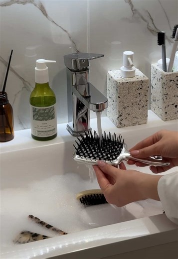 Clean hairbrush 🫧