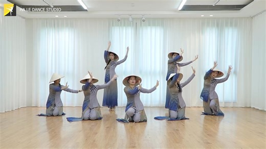 🇻🇳🇻🇳🇻🇳LÊN SÓNG MV "MẸ YÊU CON" 🌟 Biên đạo: Nhật Phòng 🌟 Trang phục và Đạo cụ biểu diễn: Trang phục Biểu diễn Hà Lê 0987808608 🌟 Link Youtube: https://youtu.be/vUytIkdPYAA?si=ujsoF7ZPxcnGb7R8 ------------------------------------ 🌟MV “Mẹ Yêu Con” được xem như là trái ngọt của hành trình học tập tại Học Nhảy Múa & Biên Đạo Hà Nội; Ha Le Dance Studio. 🌟Trong suốt khóa học, học viên không chỉ học kỹ thuật nền tảng cơ bản mà còn được rèn luyện kỹ năng giảng dạy, đứng lớp, biên đạo, dàn dựng