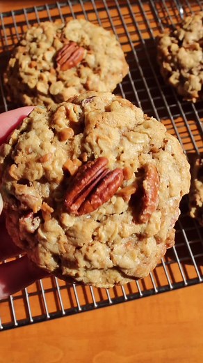Delicious Oatmeal Toffee Pecan Cookies Recipe